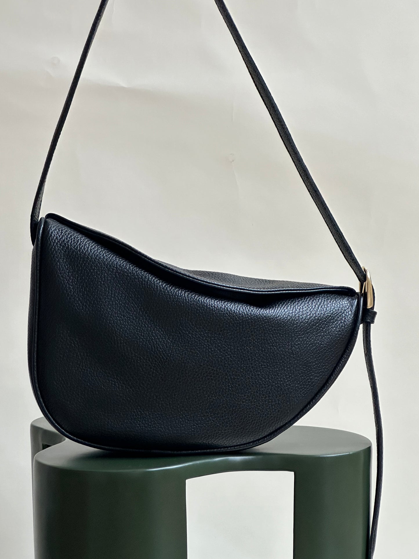 Halfmoon bag black